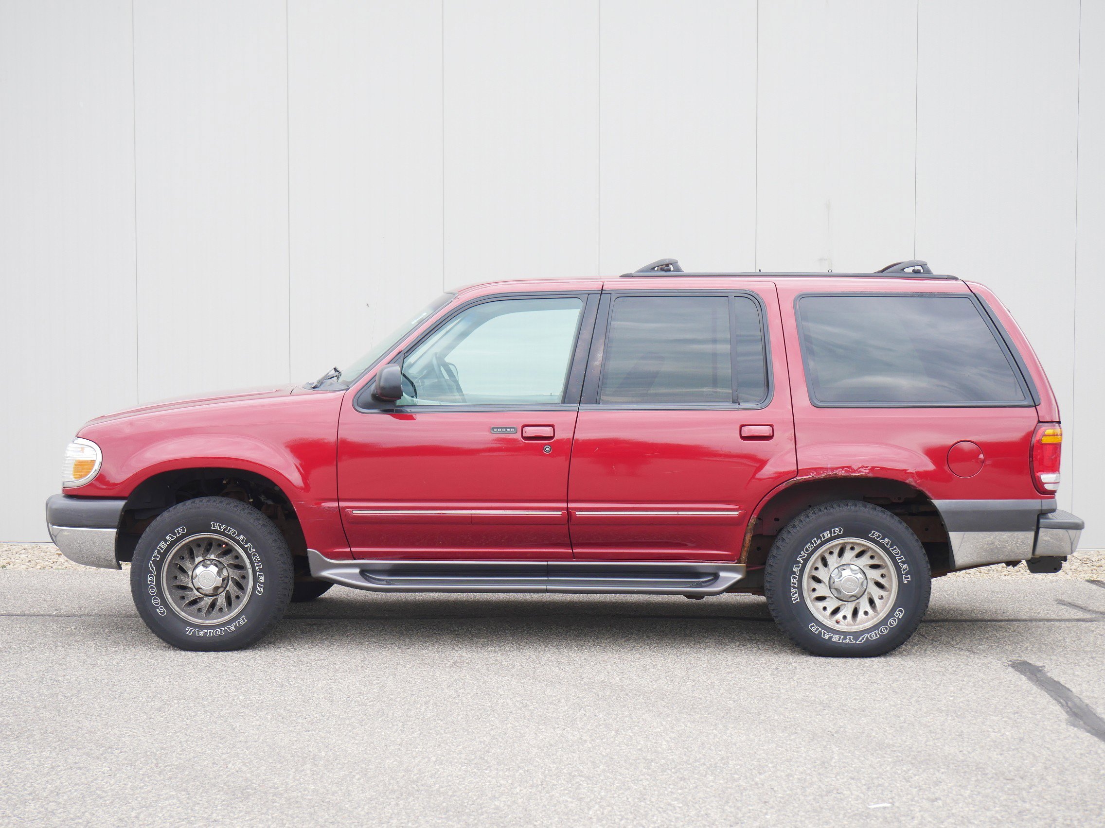 Used 1999 Ford Explorer XLT with VIN 1FMDU32E1XZB76993 for sale in Hastings, Minnesota