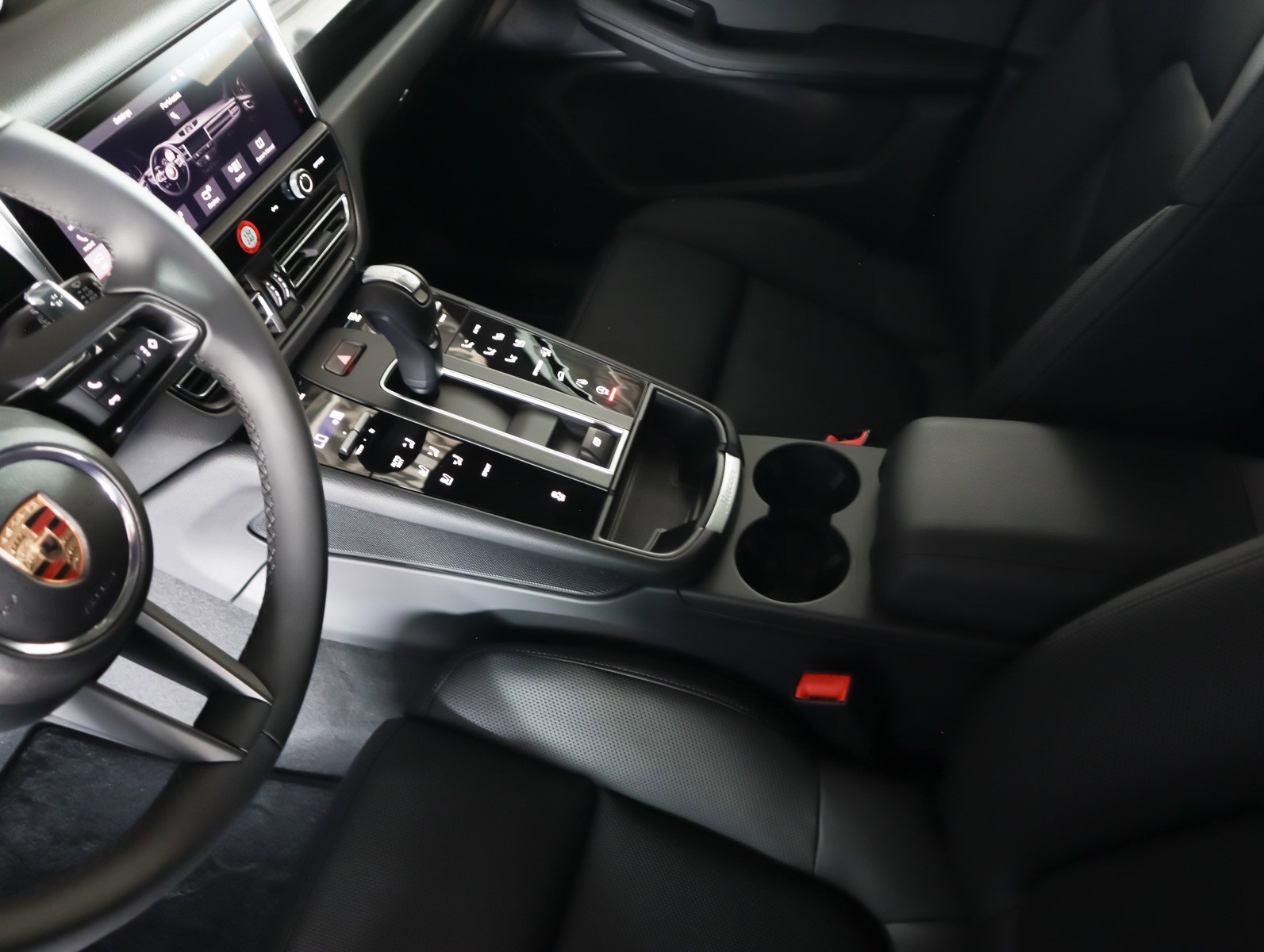 2025 Porsche Macan T photo 17