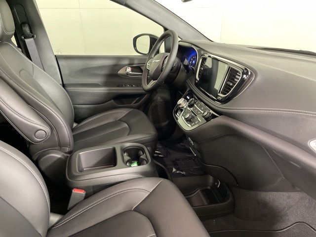 2025 Chrysler Pacifica photo 14
