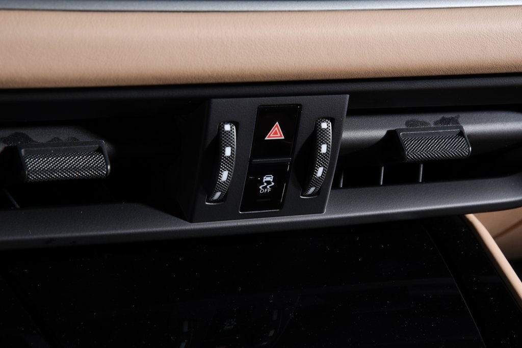 2025 Porsche Cayenne photo 24