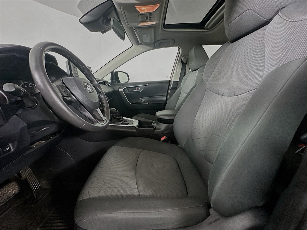 2020 Toyota RAV4 XLE photo 17