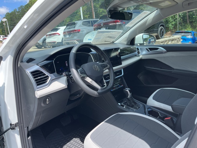 2025 Volkswagen Taos SE photo 3