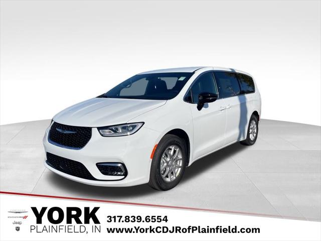 2026 Chrysler Pacifica Select's photo