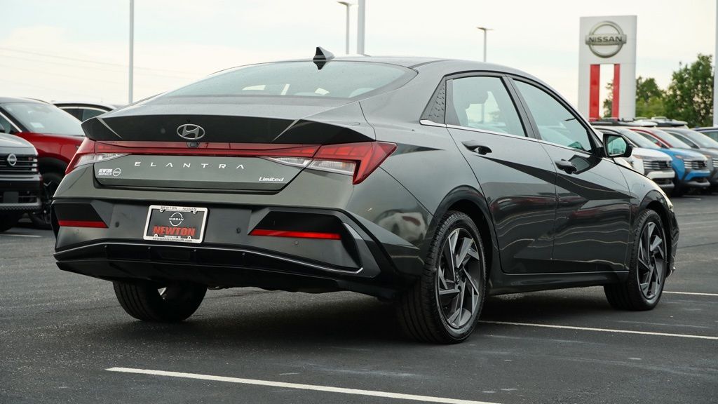 2024 Hyundai Elantra Limited photo 3