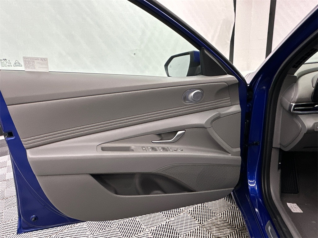 2025 Hyundai Elantra SEL Convenience photo 11