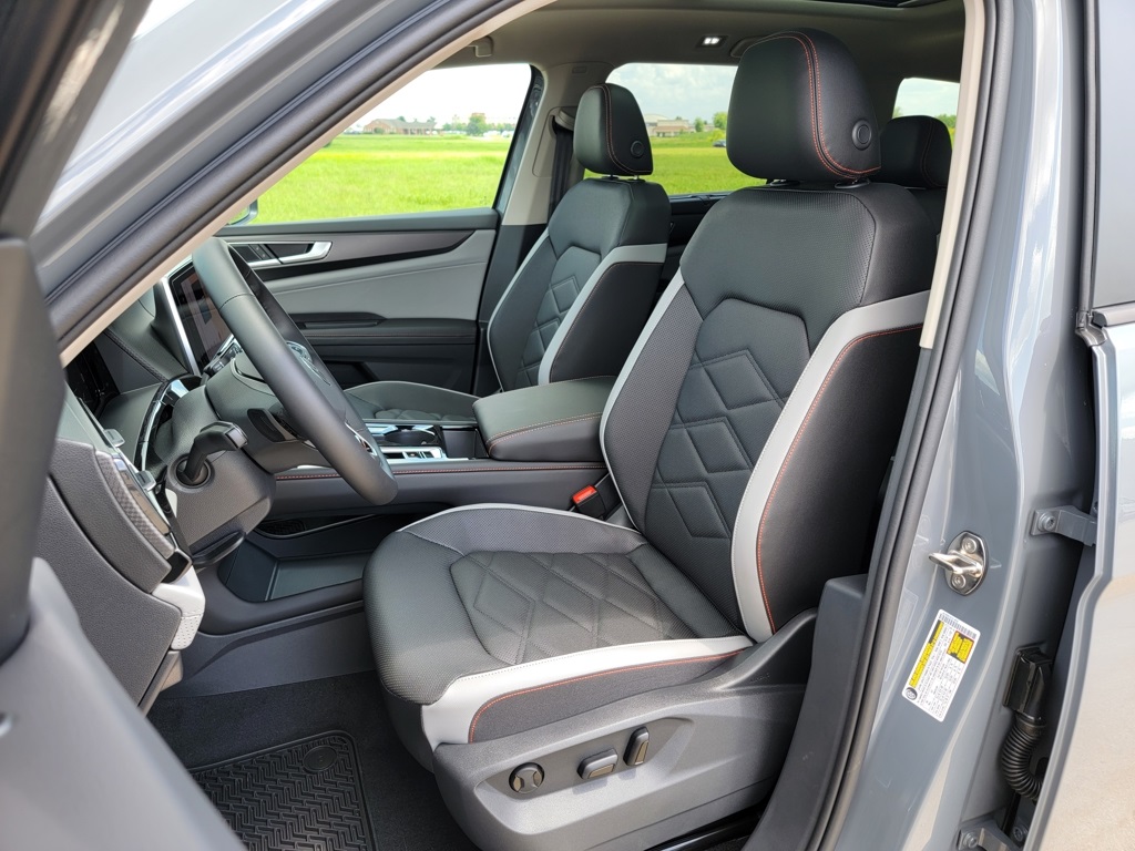 2025 Volkswagen Atlas Peak Edition SE photo 2