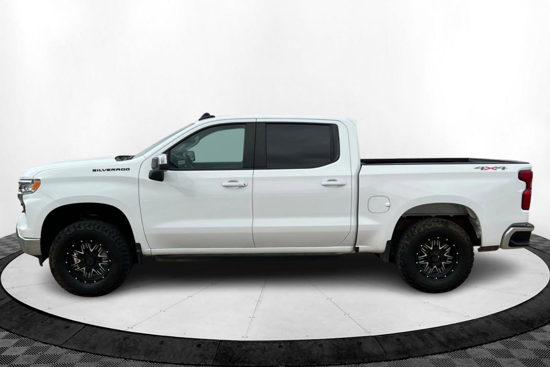 2024 Chevrolet Silverado 1500 LT photo 2