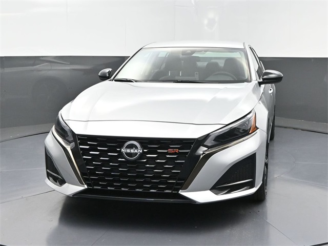 2025 Nissan Altima SR photo 2