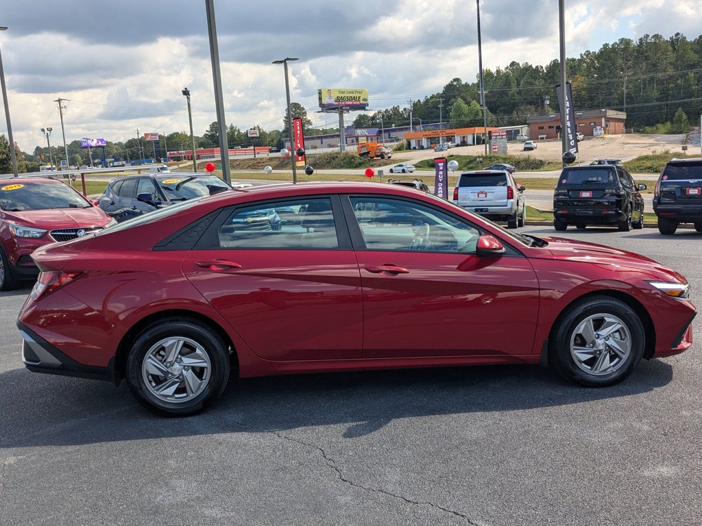 2025 Hyundai Elantra photo 4