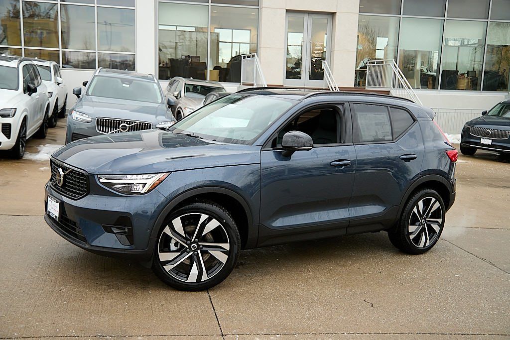 2026 VOLVO XC40 - Image 2