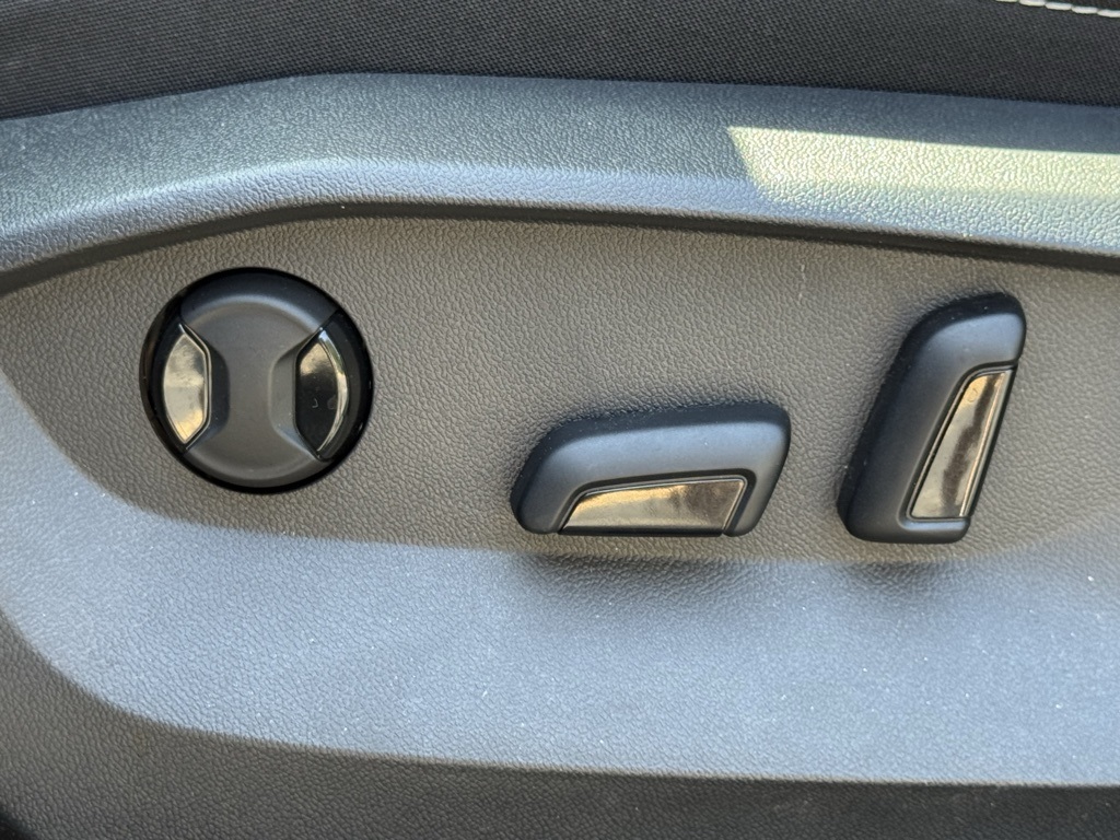 2023 Volkswagen Taos SE photo 12
