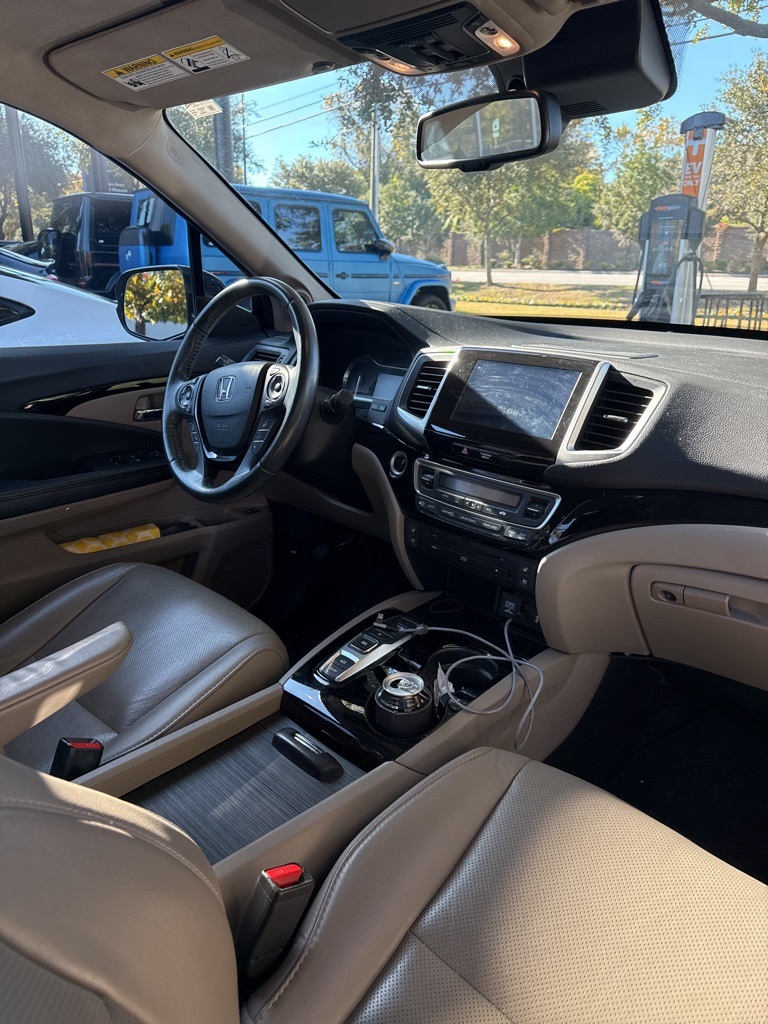 2017 Honda Pilot Elite photo 3