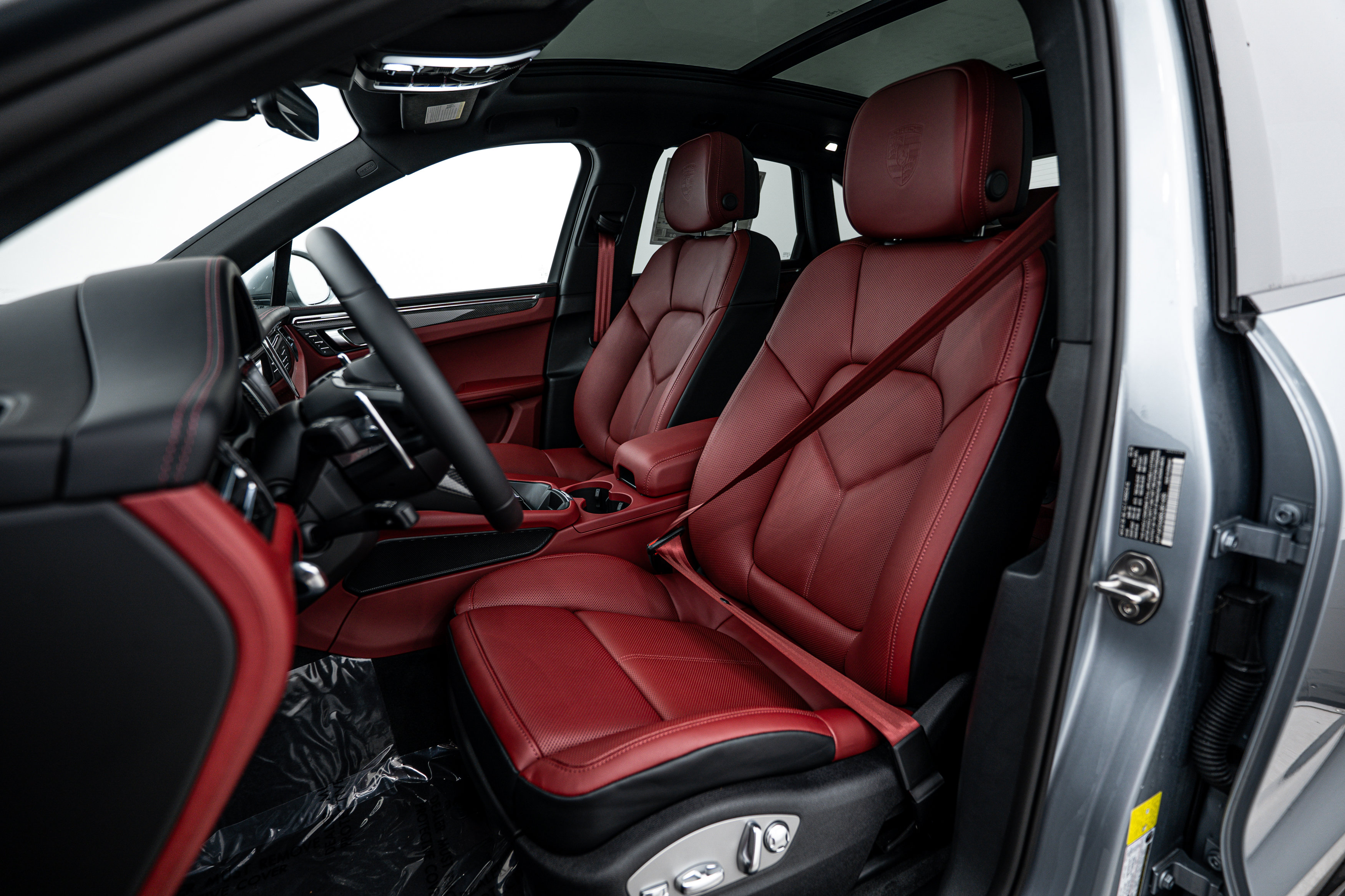 2025 Porsche Macan GTS photo 2