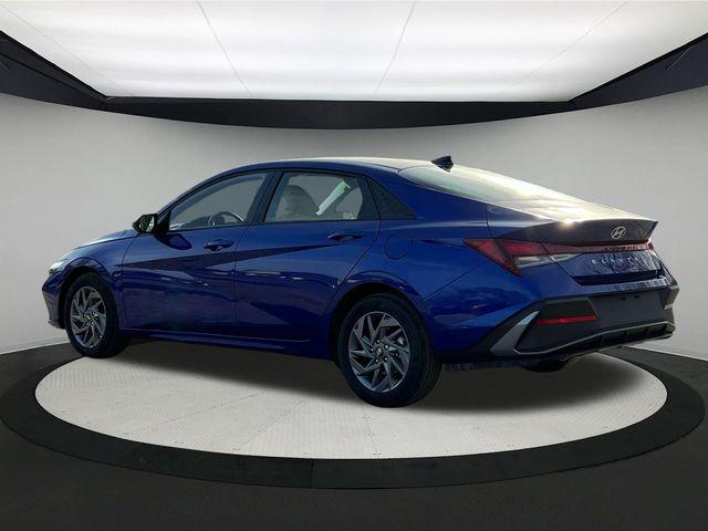 2024 Hyundai Elantra SEL photo 4