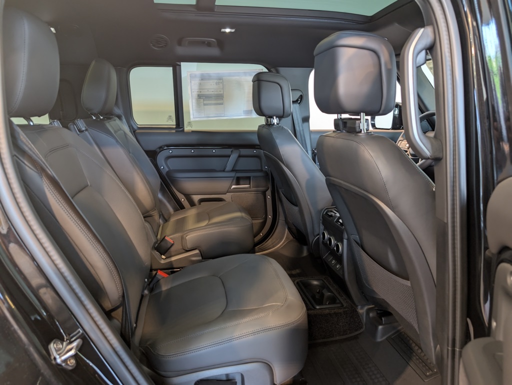 2025 Land Rover Defender 130 X-Dynamic SE photo 26