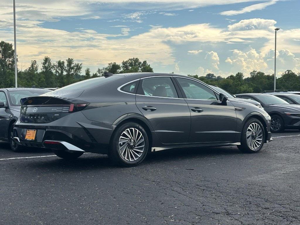 2025 Hyundai Sonata Hybrid Limited photo 2