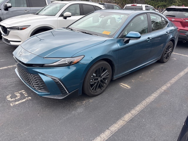 2025 Toyota Camry SE's photo
