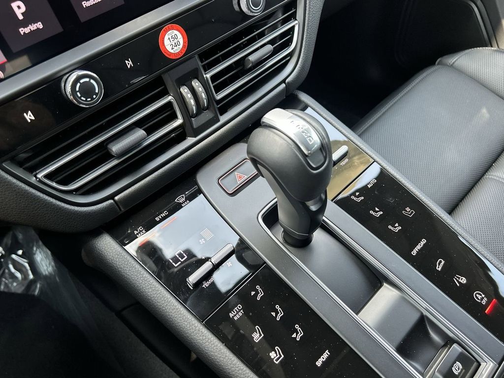 2025 Porsche Macan Base photo 22