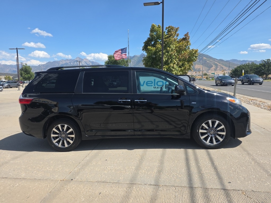 2020 Toyota Sienna XLE photo 2