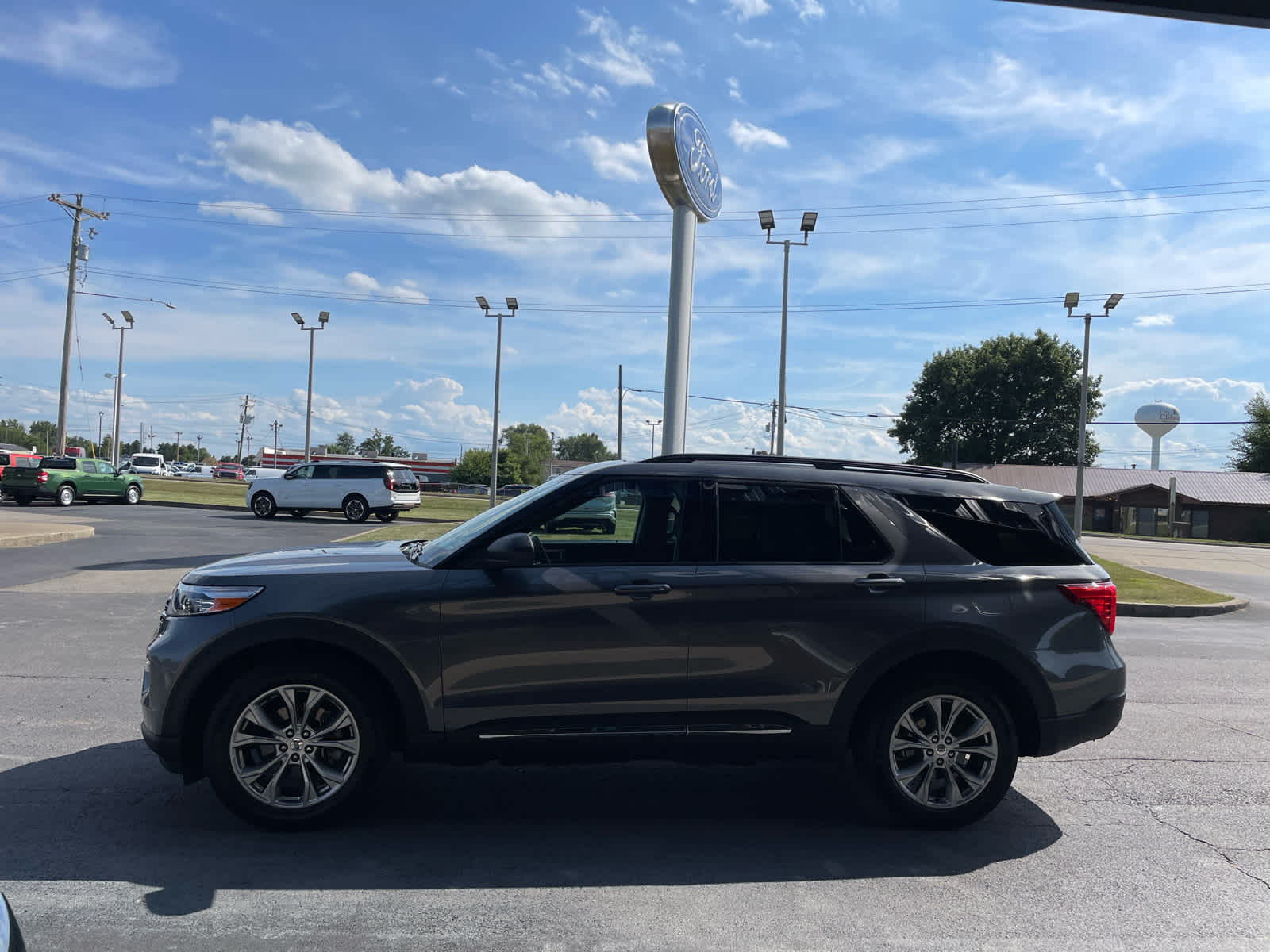 2023 Ford Explorer XLT photo 3