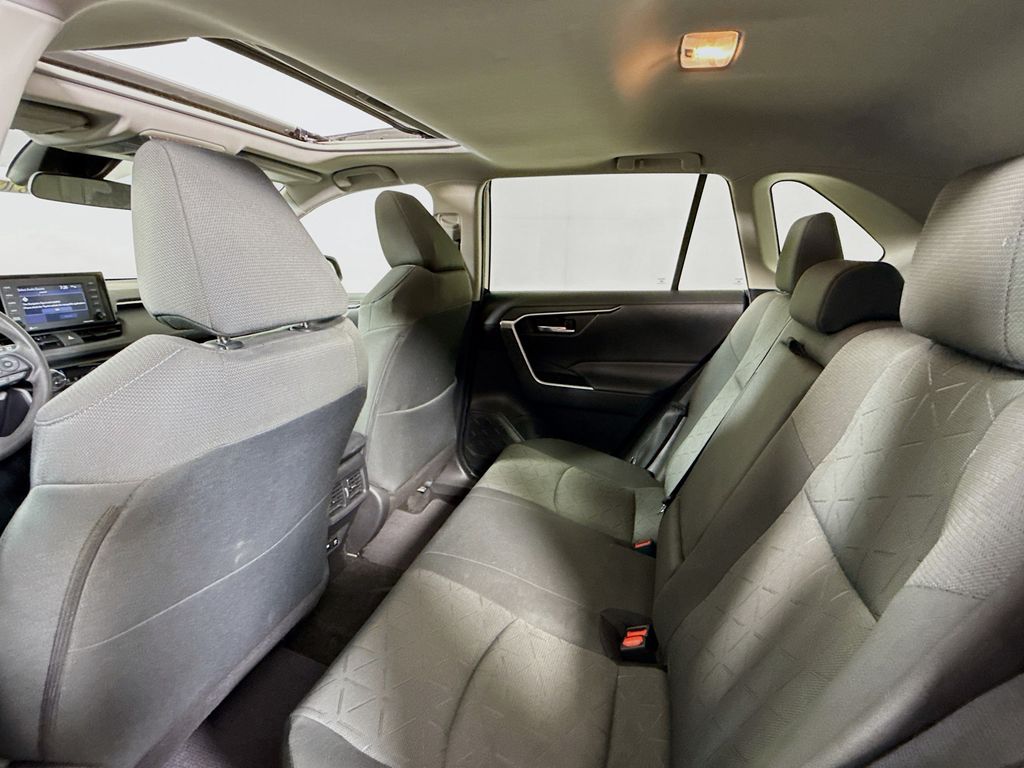 2021 Toyota RAV4 Hybrid XLE photo 18