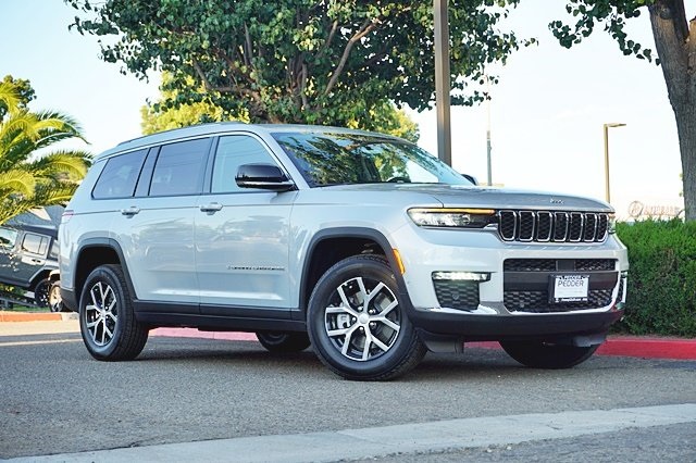 New 2023 Silver Zynith Exterior Paint Jeep Limited image 2