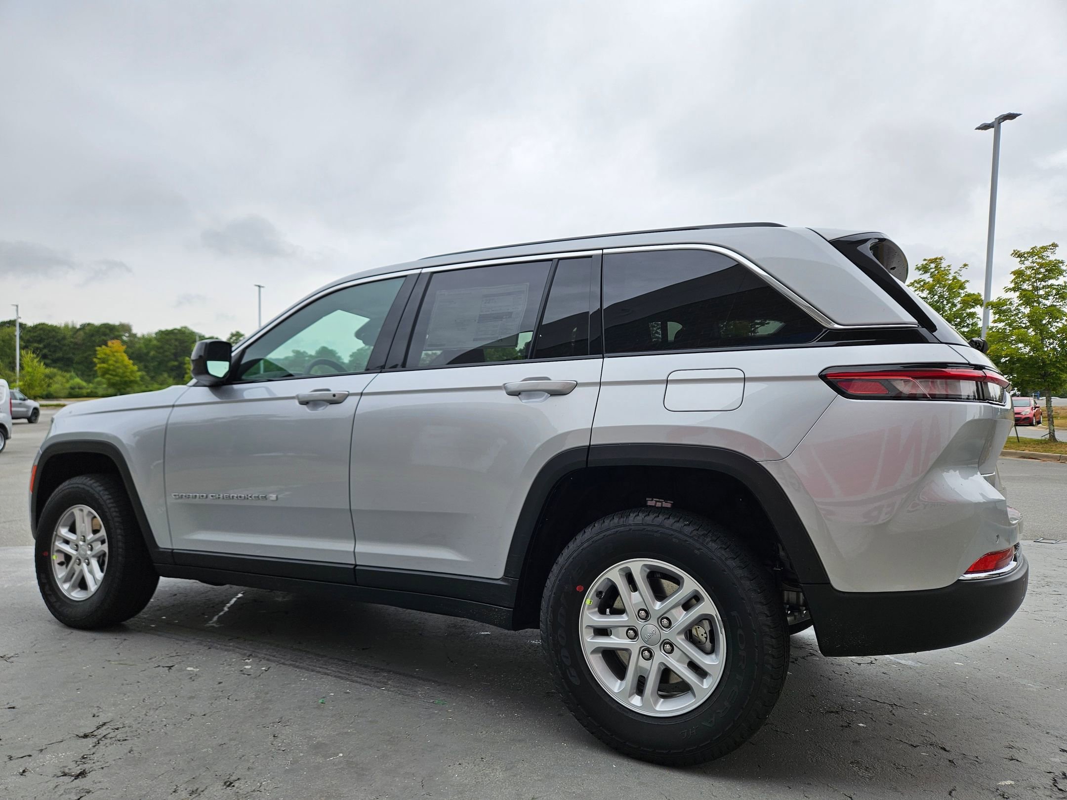 2025 Jeep Grand Cherokee Laredo Altitude photo 3
