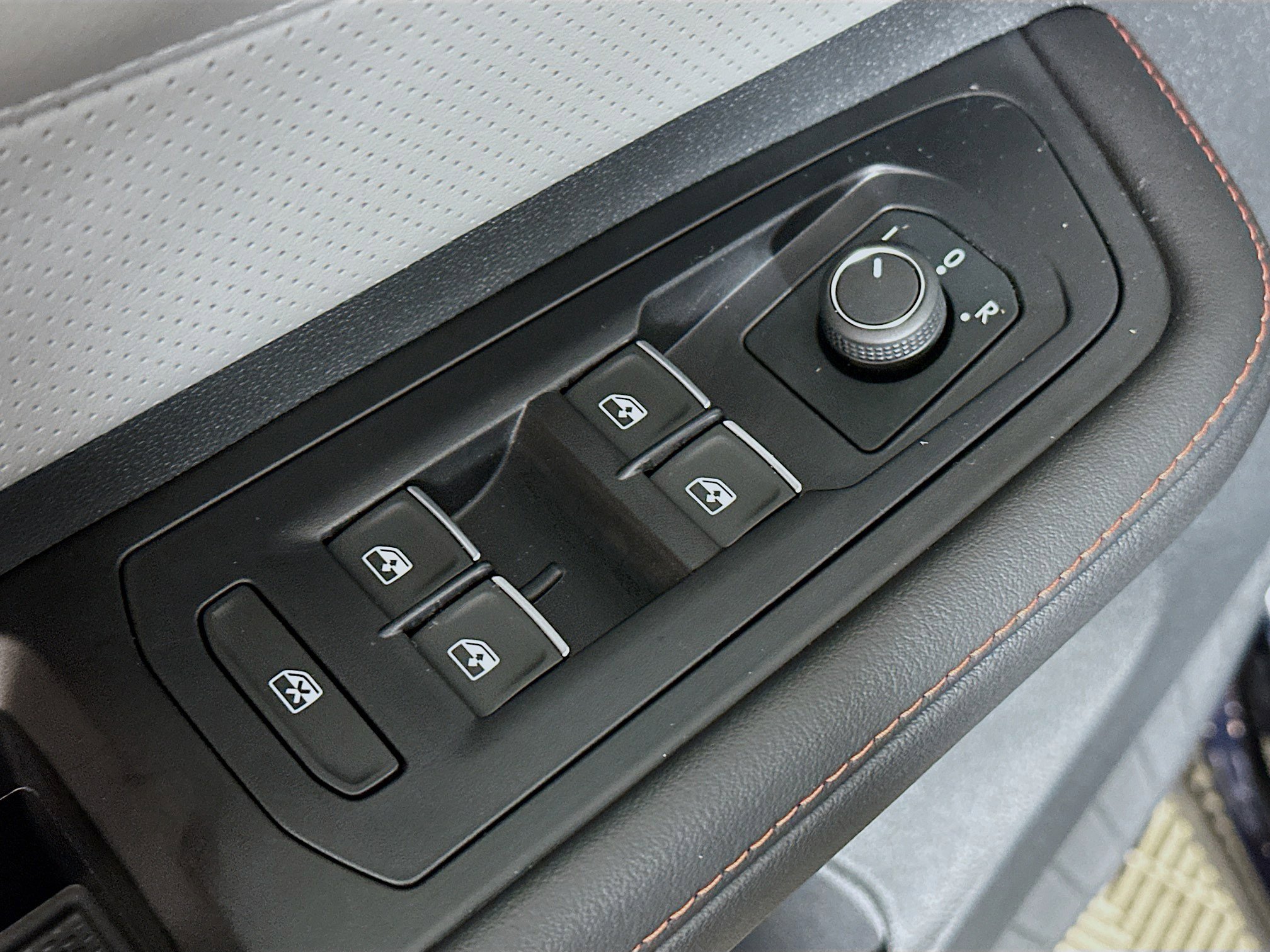 2025 Volkswagen Atlas Peak Edition SE Technology photo 16