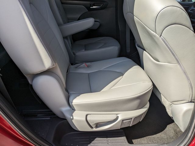 2023 Toyota Highlander L photo 22