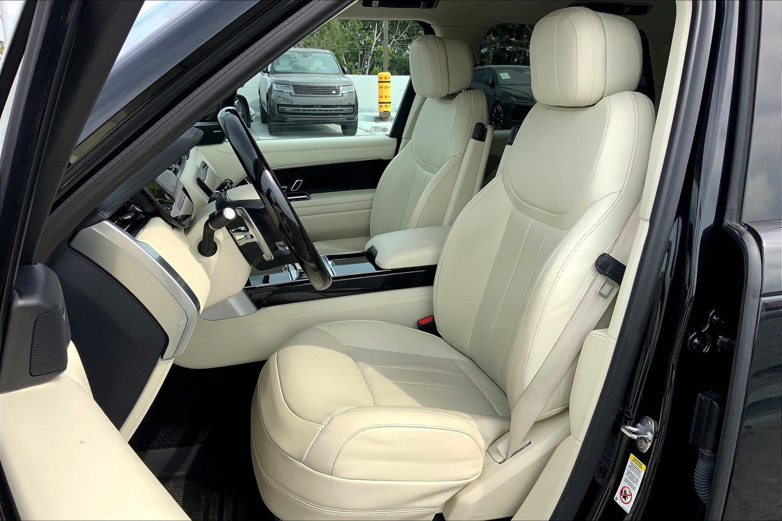 2023 Land Rover Range Rover SE photo 18