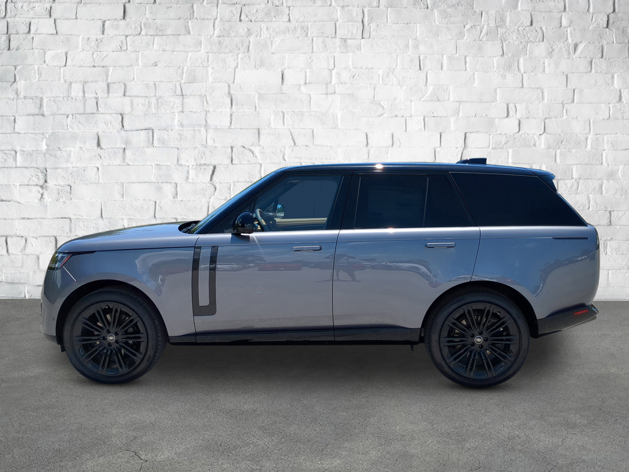 2025 Land Rover Range Rover SE photo 3
