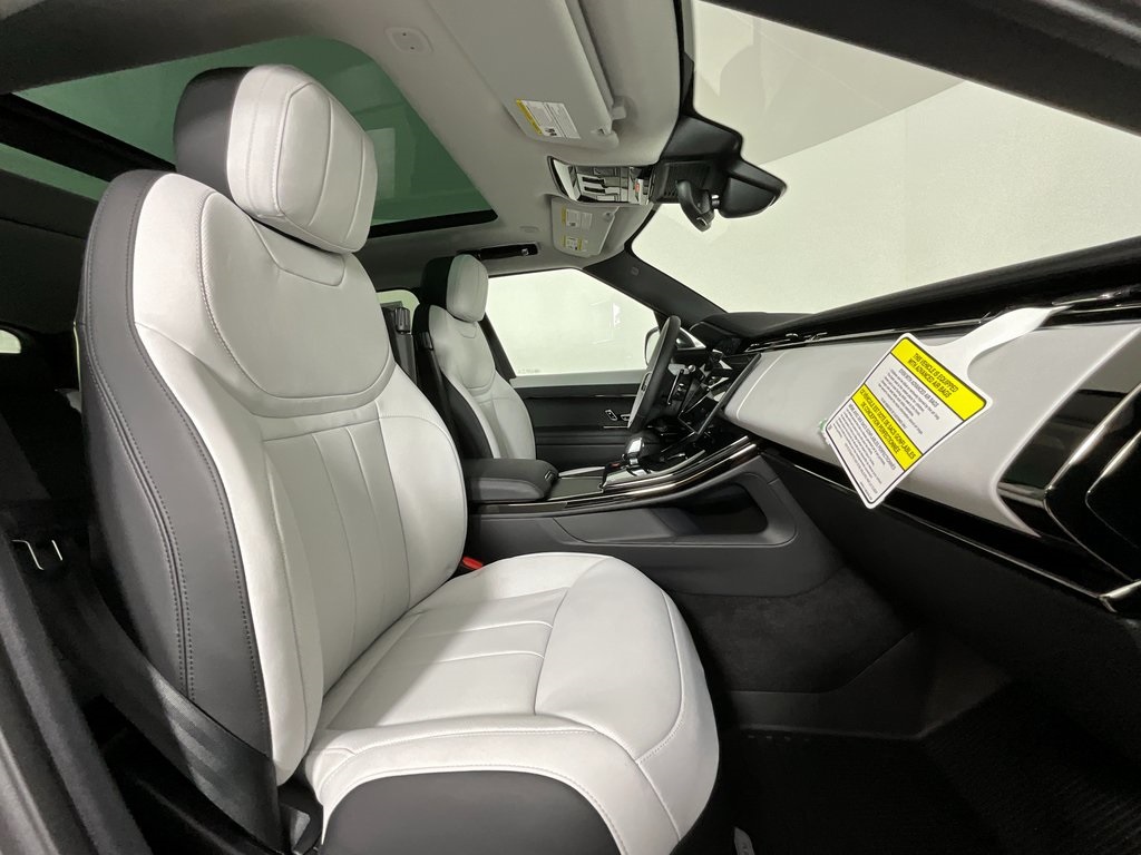 2025 Land Rover Range Rover Sport SE photo 2