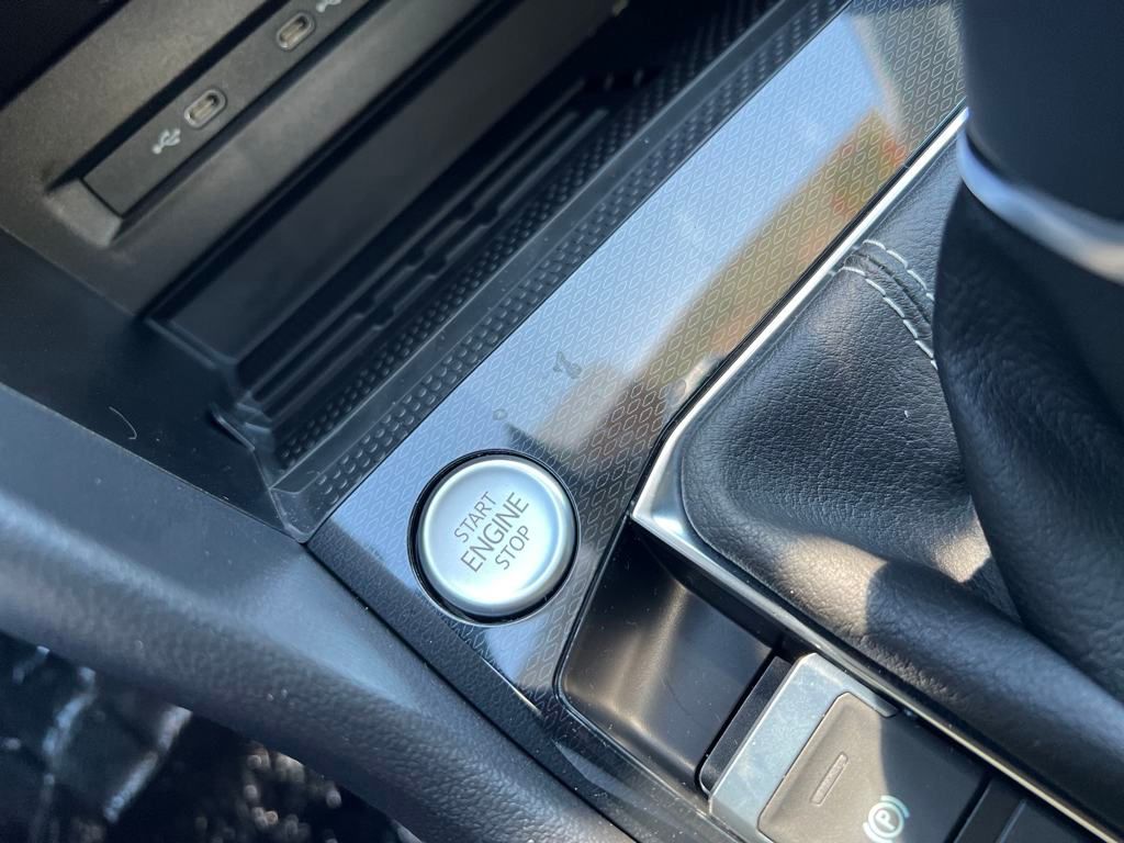 2025 Volkswagen Taos SEL photo 3