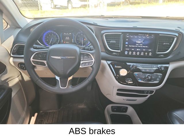 2017 Chrysler Pacifica Touring L photo 10