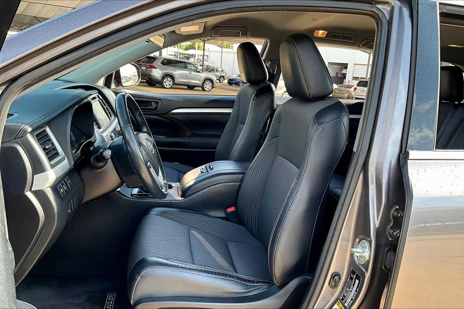 2017 Toyota Highlander LE Plus photo 7