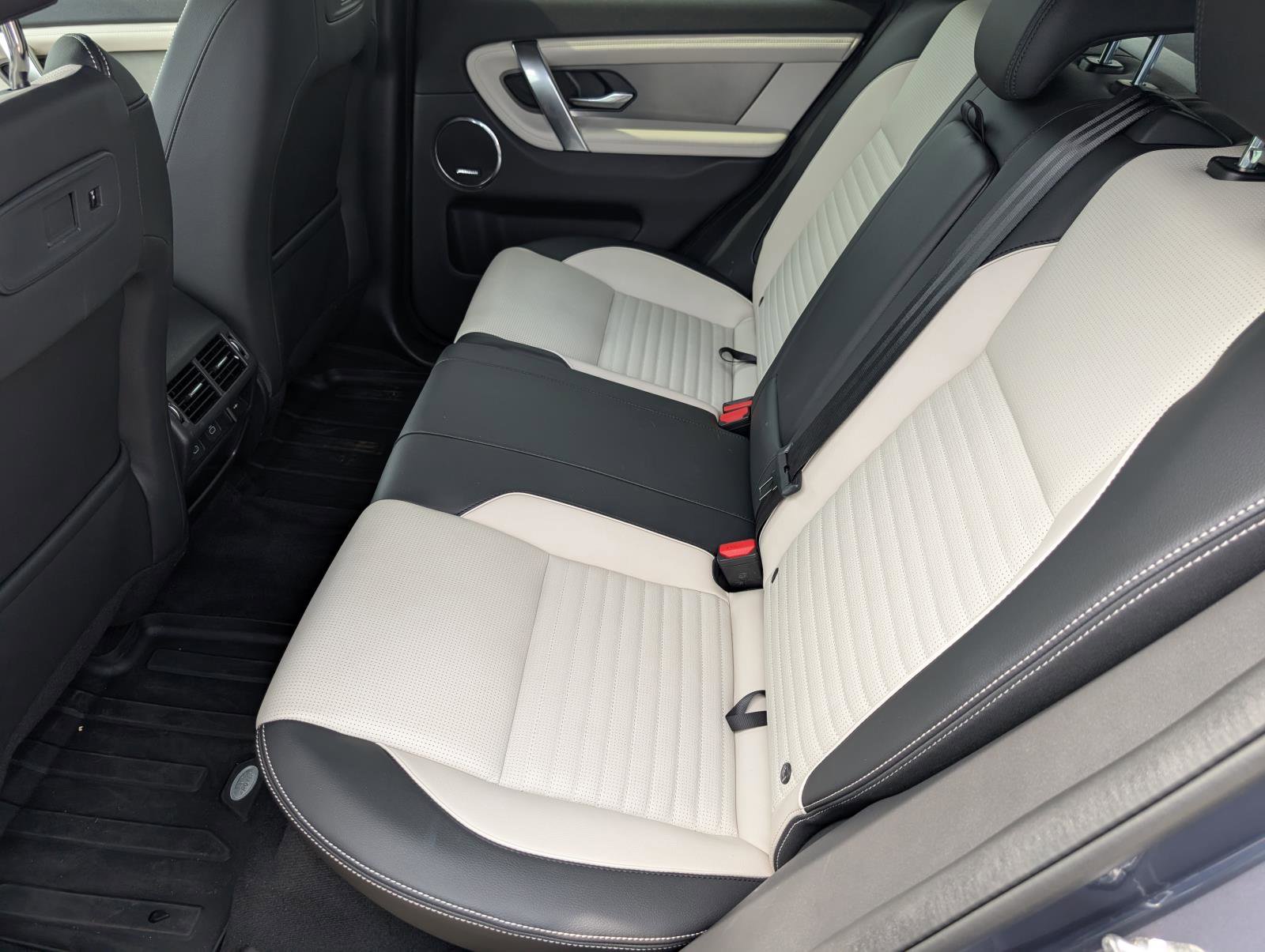 2025 Land Rover Discovery Sport Dynamic SE photo 5