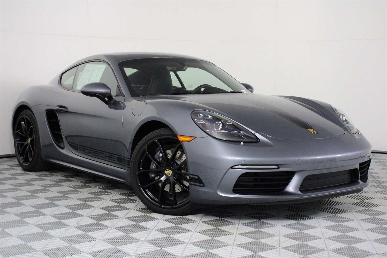 2025 Porsche Cayman photo 9