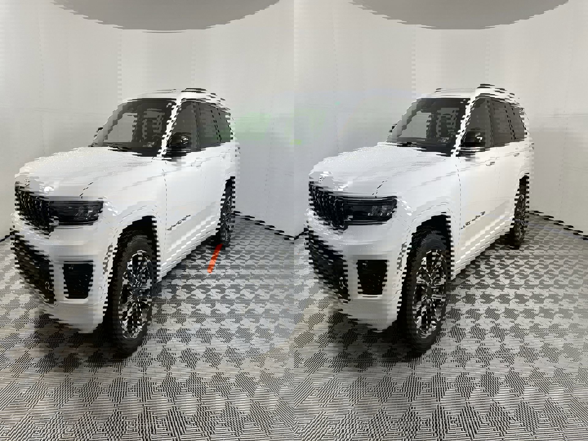 2025 Jeep Grand Cherokee Overland photo 4