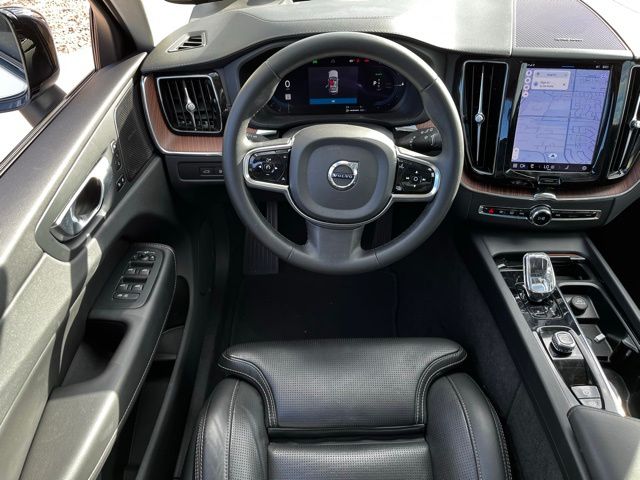 2023 Volvo XC60 Recharge Hybrid Ultimate photo 8
