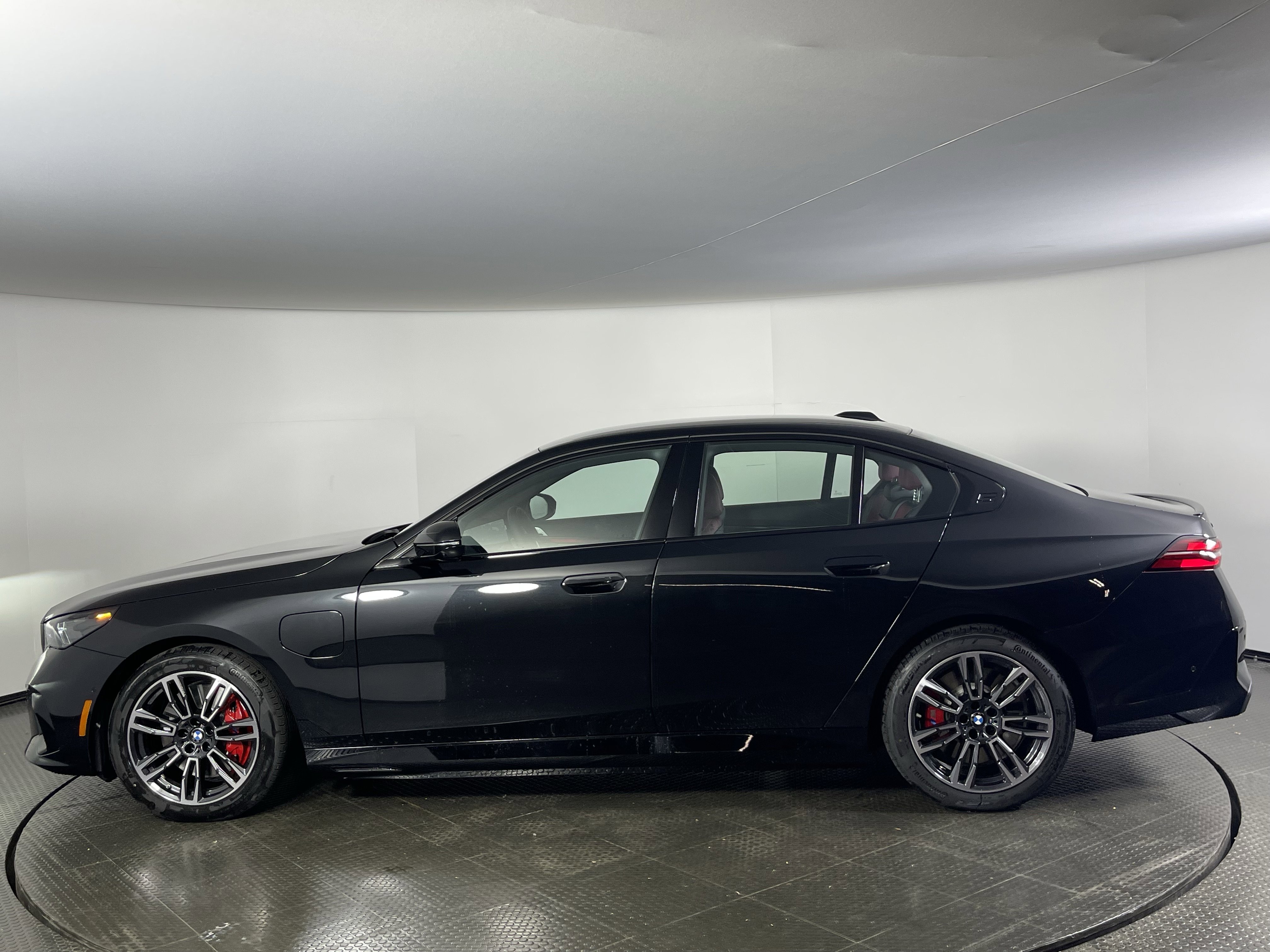 2026 Bmw 550e 550e xDrive photo 3