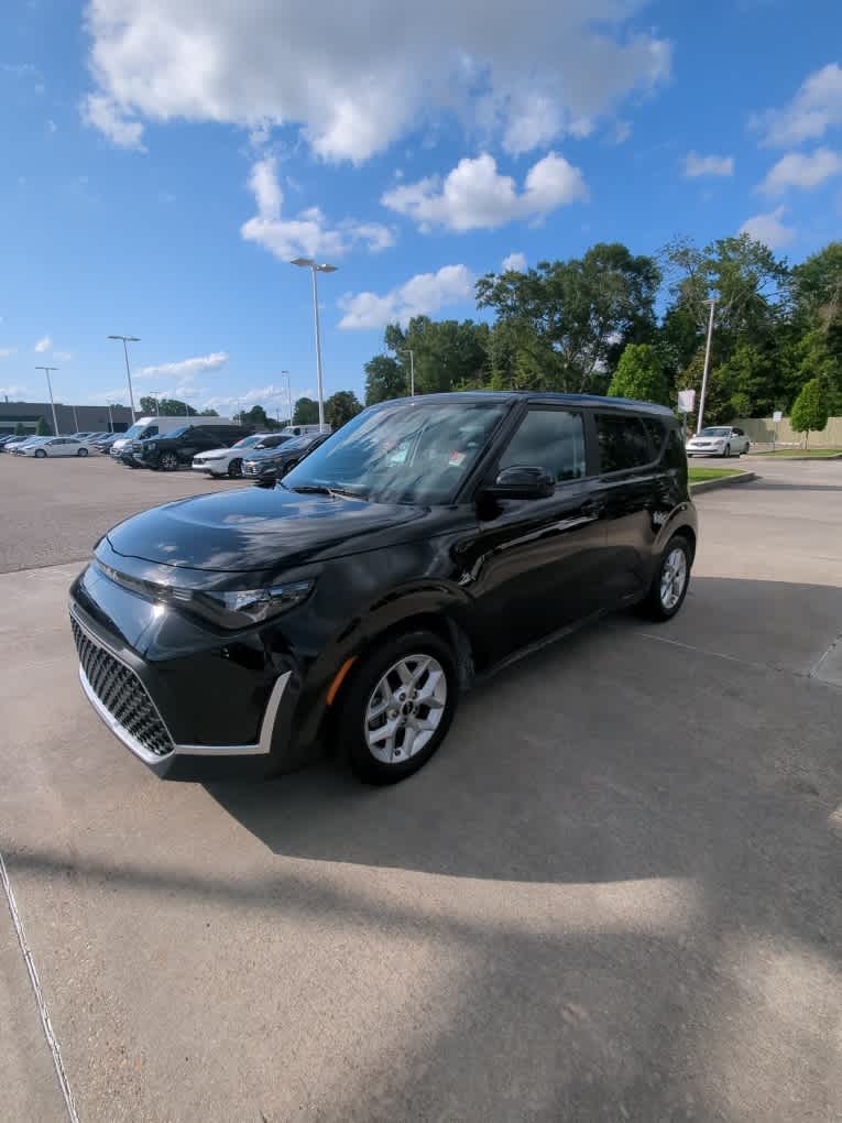 2023 Kia Soul LX photo 2