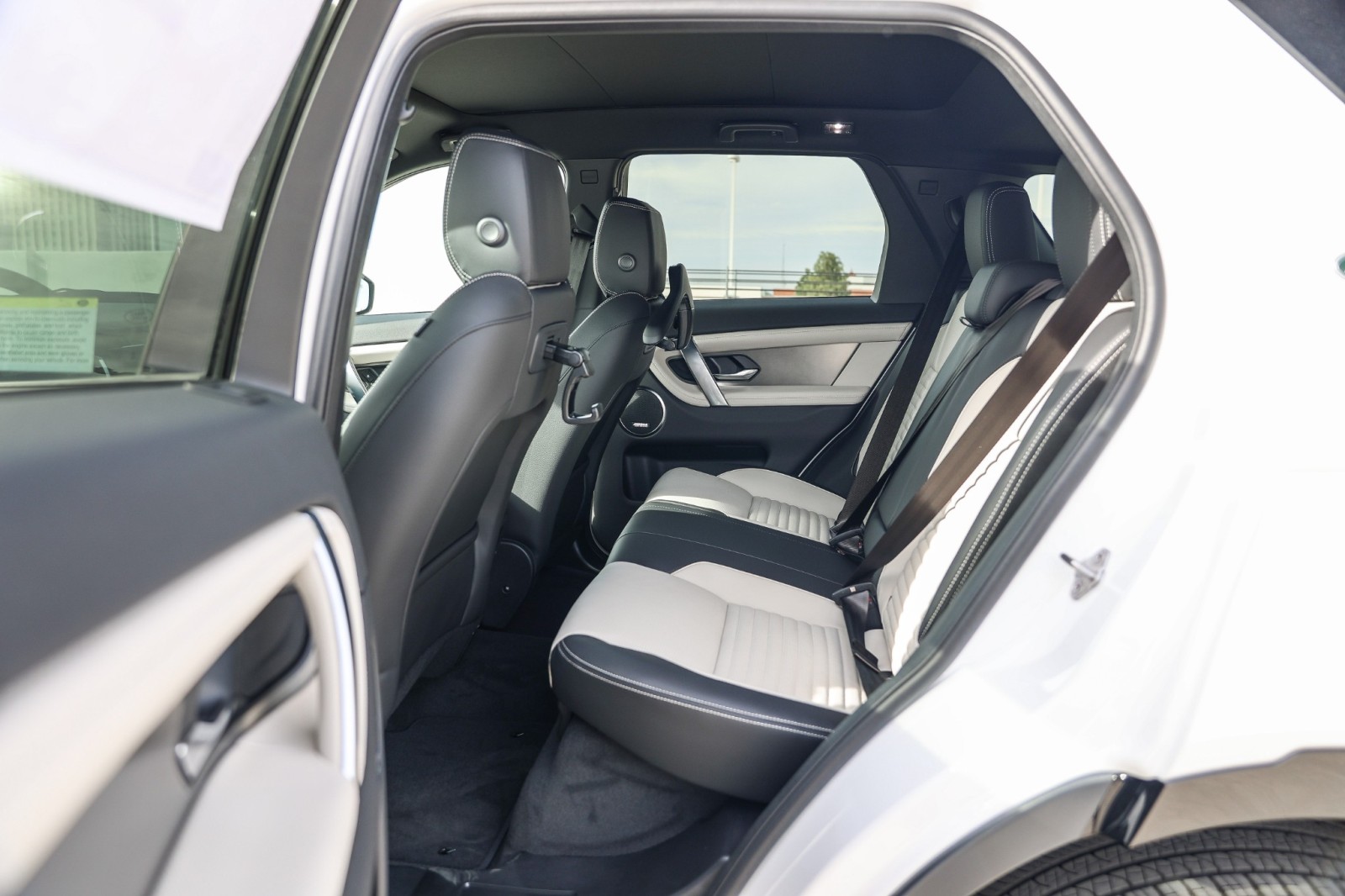 2025 Land Rover Discovery Sport Dynamic SE photo 16