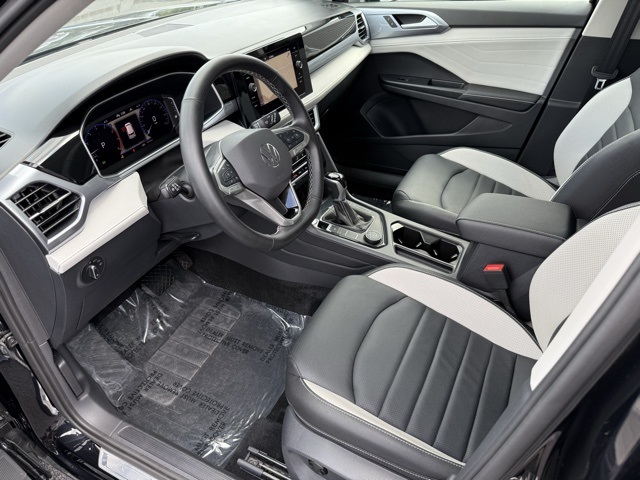 2025 Volkswagen Taos SEL photo 4