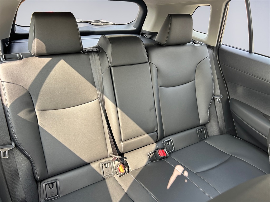2025 Toyota Corolla Cross XLE photo 18