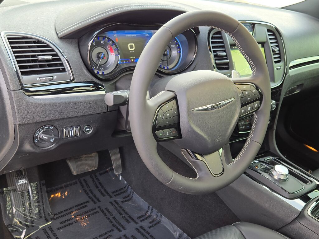 2023 Chrysler 300 photo 21