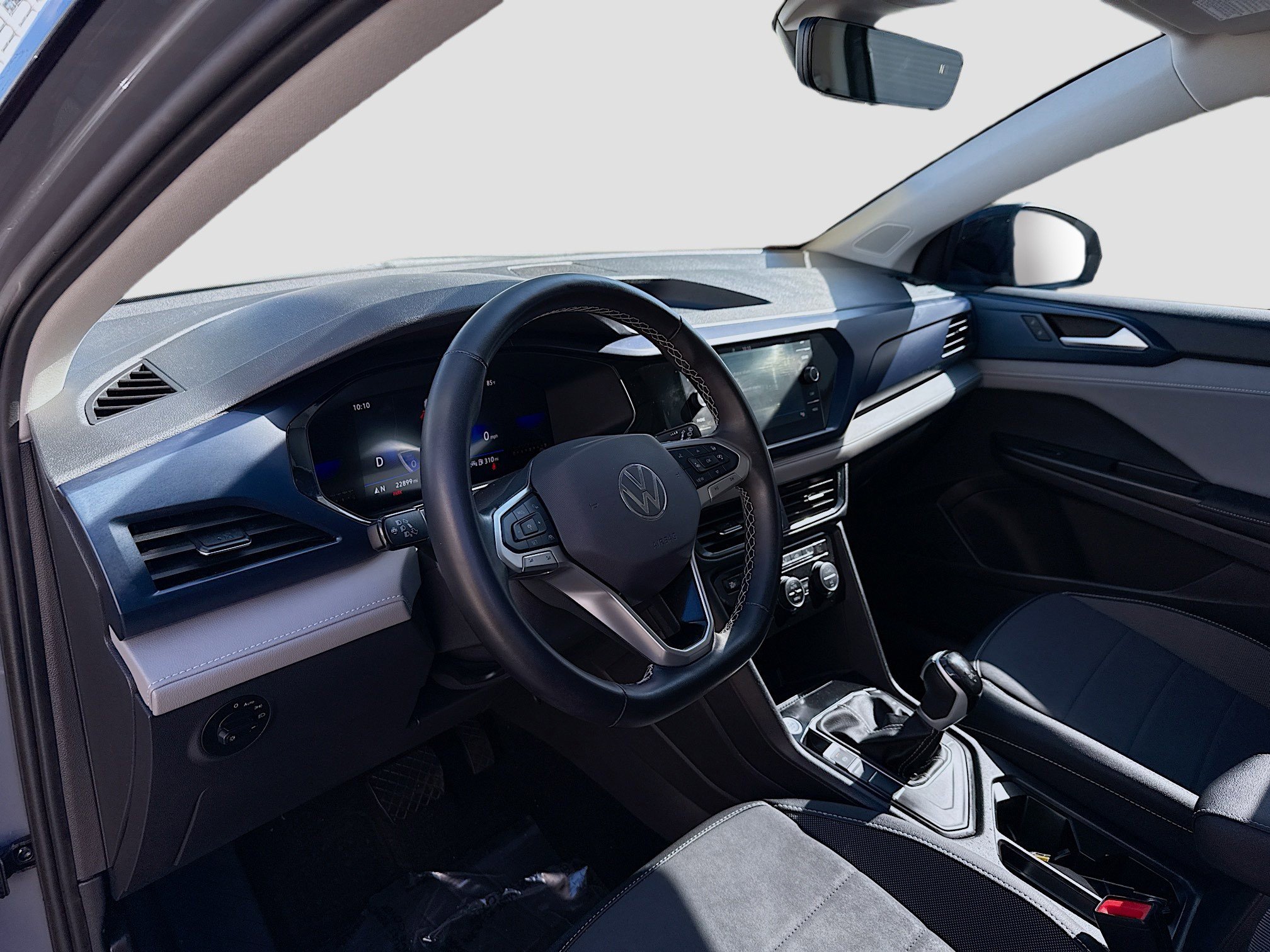 2024 Volkswagen Taos SE photo 3