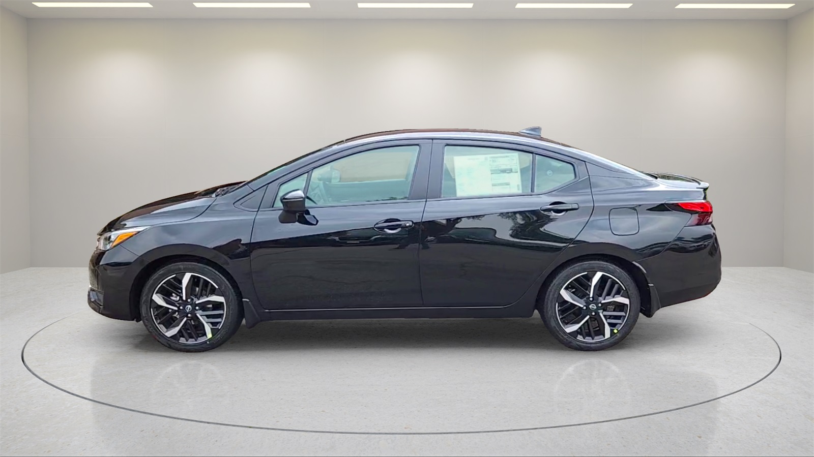 2025 Nissan Versa SR photo 4