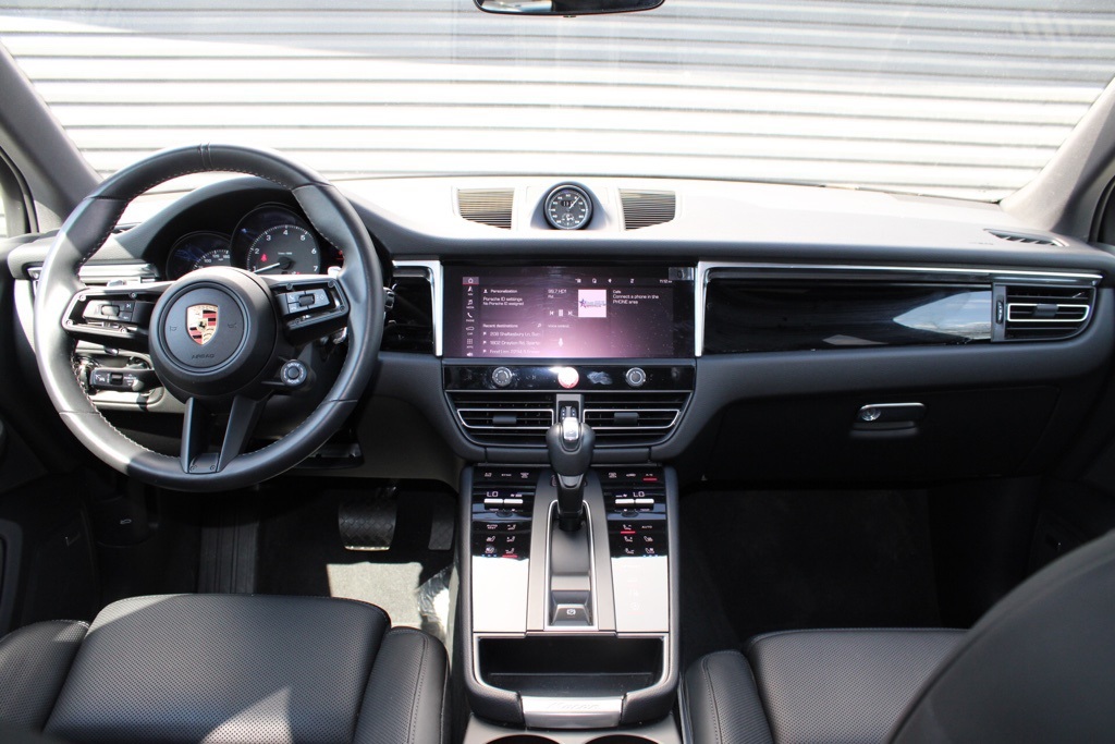 2024 Porsche Macan Base photo 17