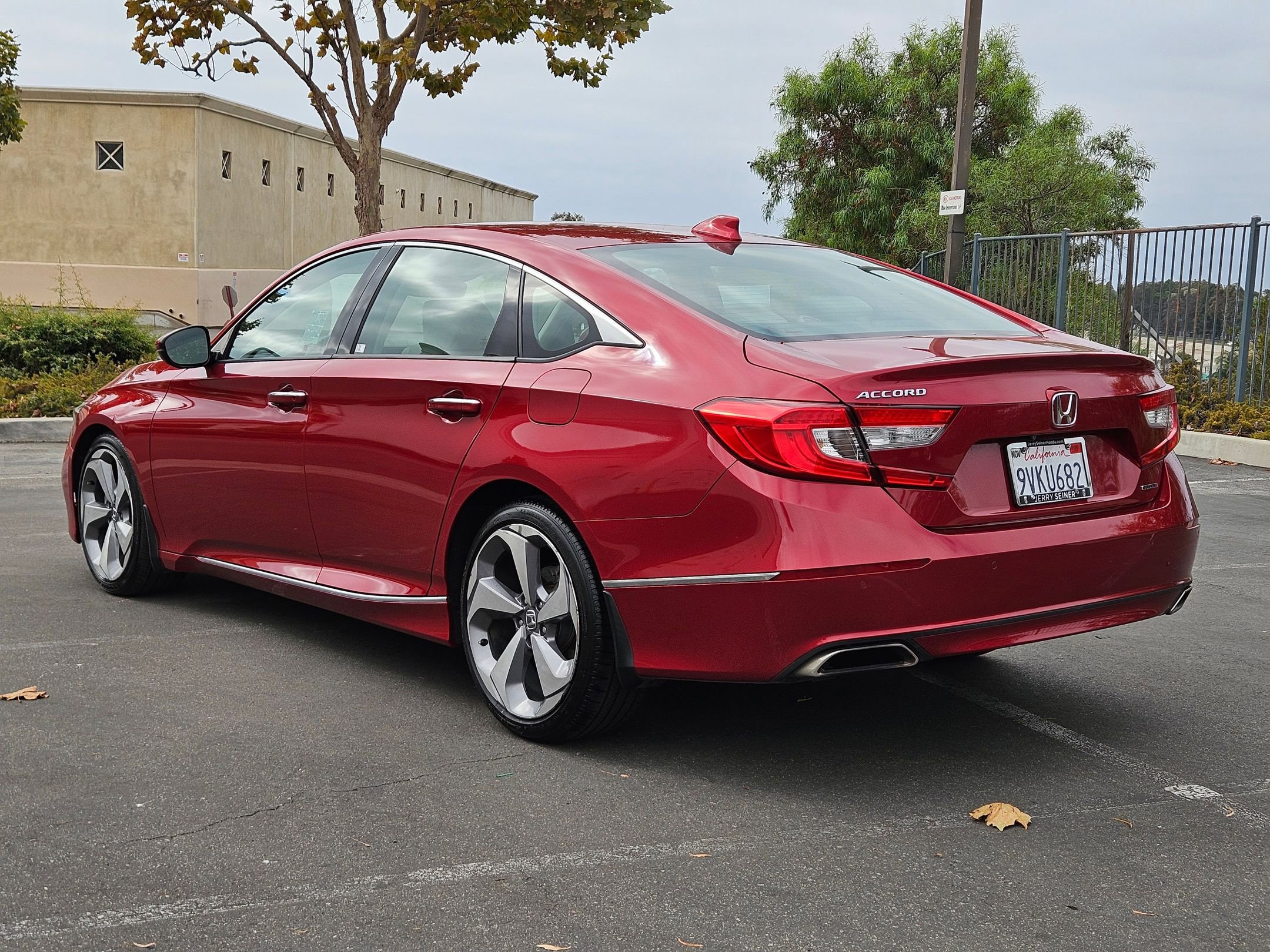 2018 Honda Accord Touring 1.5T photo 2
