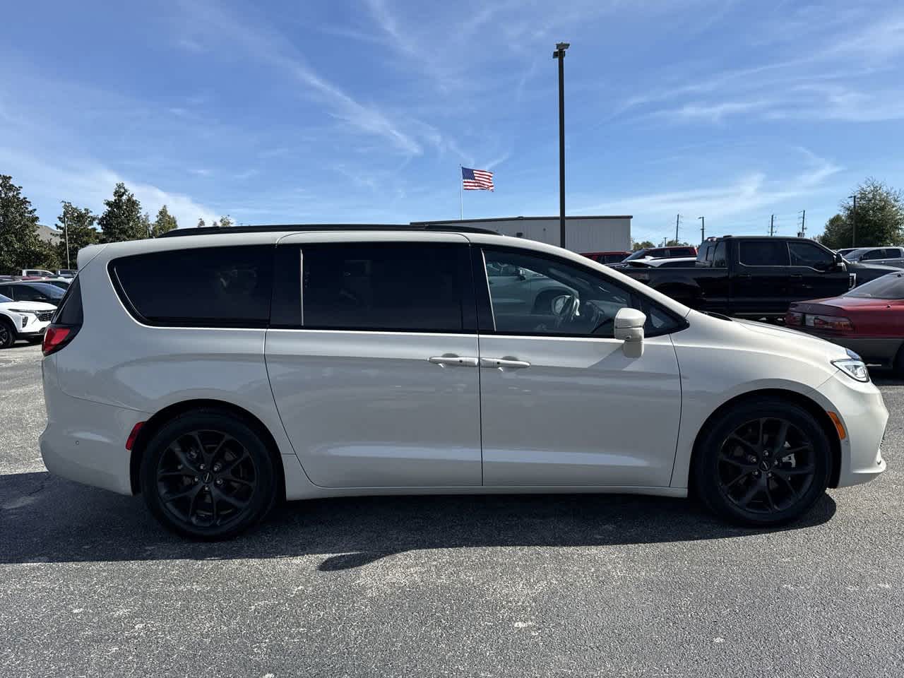 2021 Chrysler Pacifica Touring L photo 3